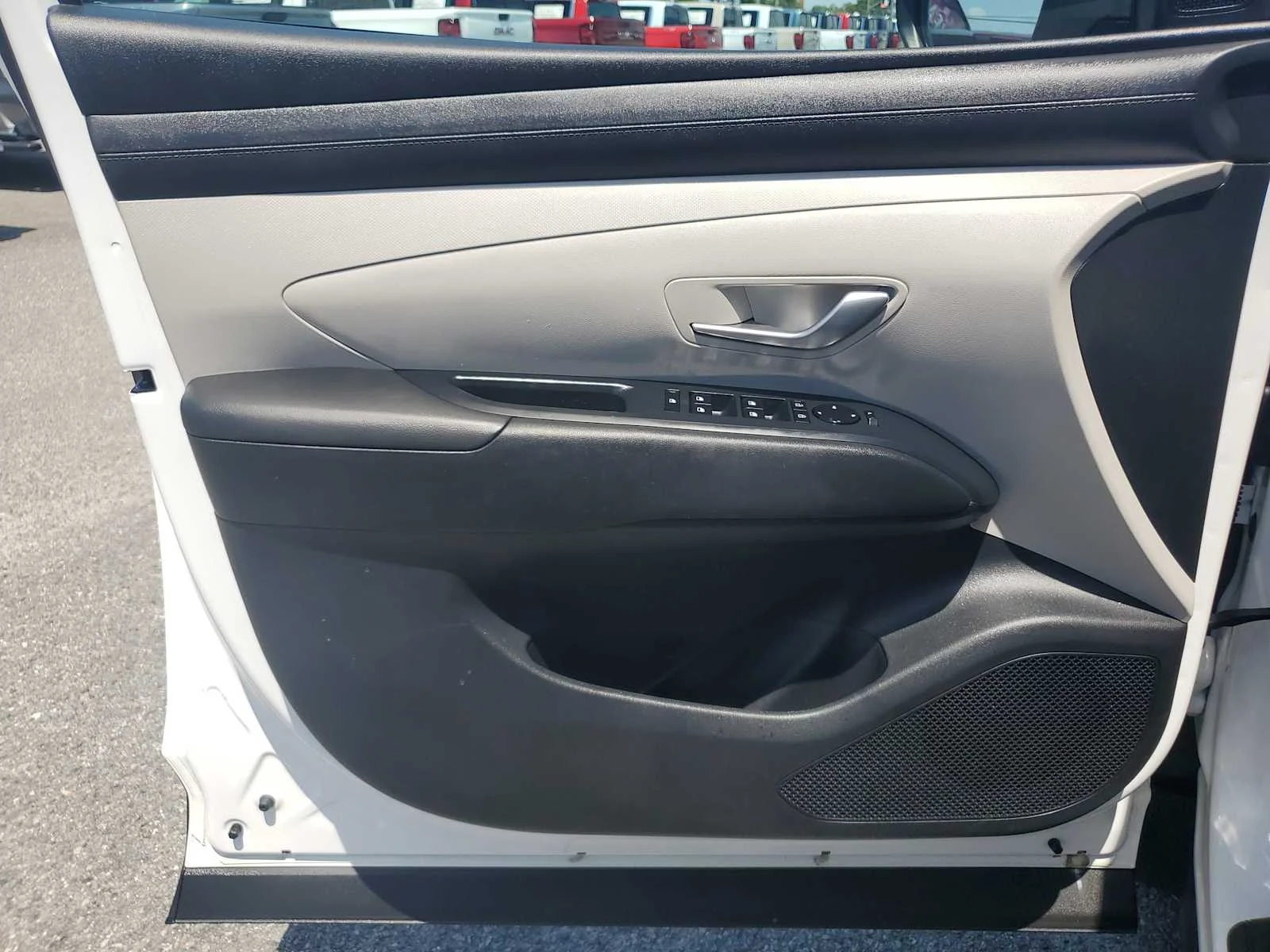 Used 2025 White Hyundai SEL image 25
