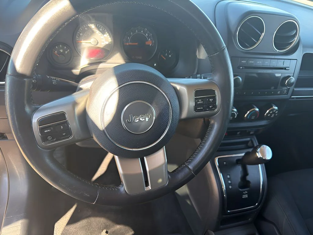 Used 2015 Granite Crystal Metallic Clearcoat Jeep Latitude image 9