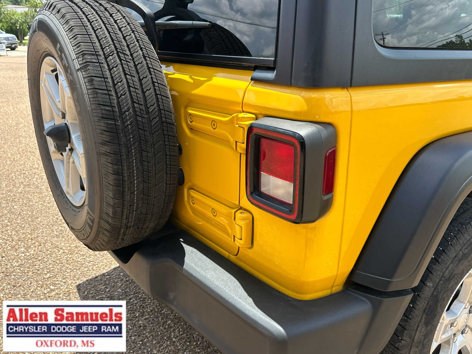 Used 2021 Hellayella Clearcoat Jeep Sport S image 40
