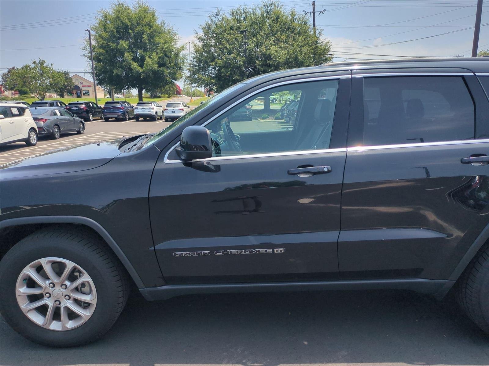 Used 2022 Diamond Black Crystal Pearlcoat Jeep Laredo X image 15