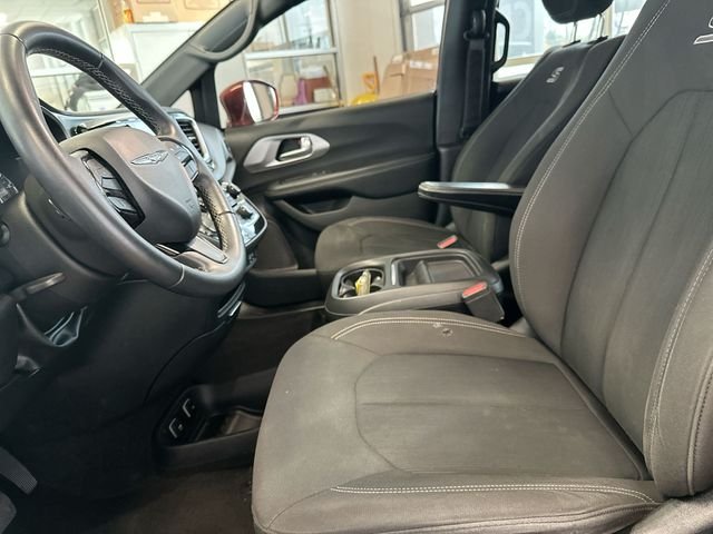 Used 2018 Brown Chrysler Touring Plus image 15