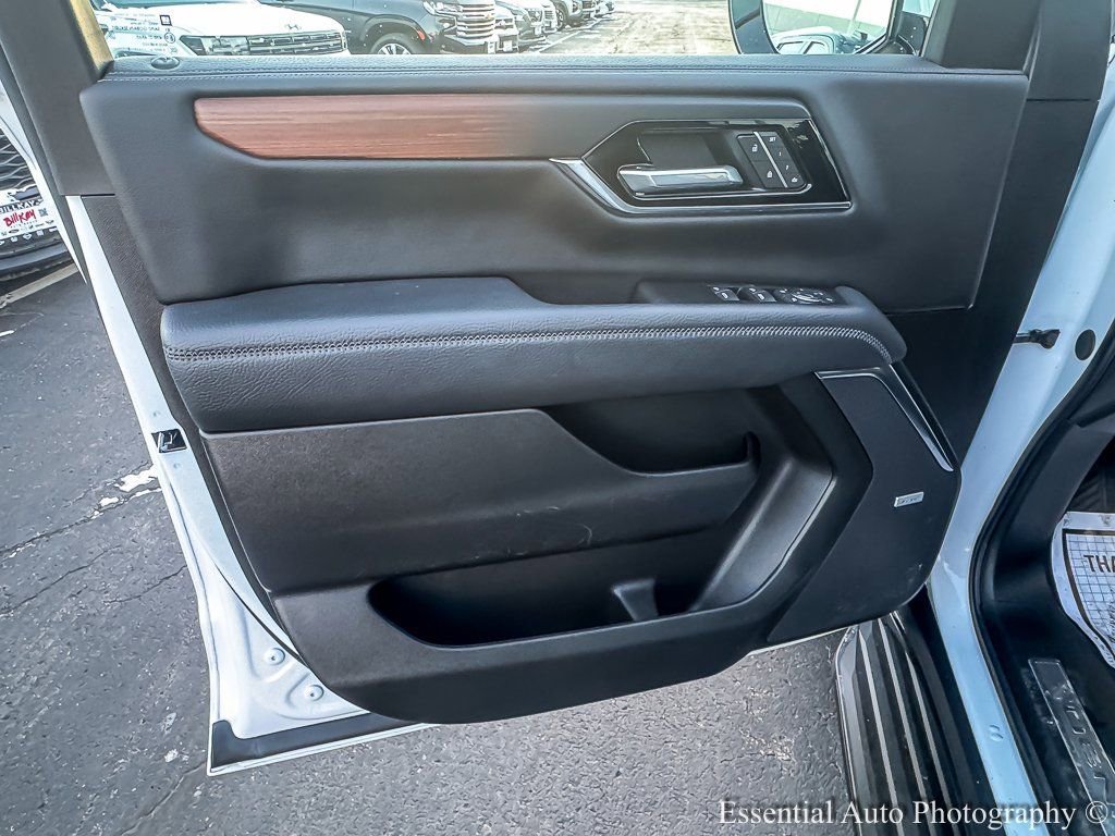 2025 GMC YUKON - Image 32