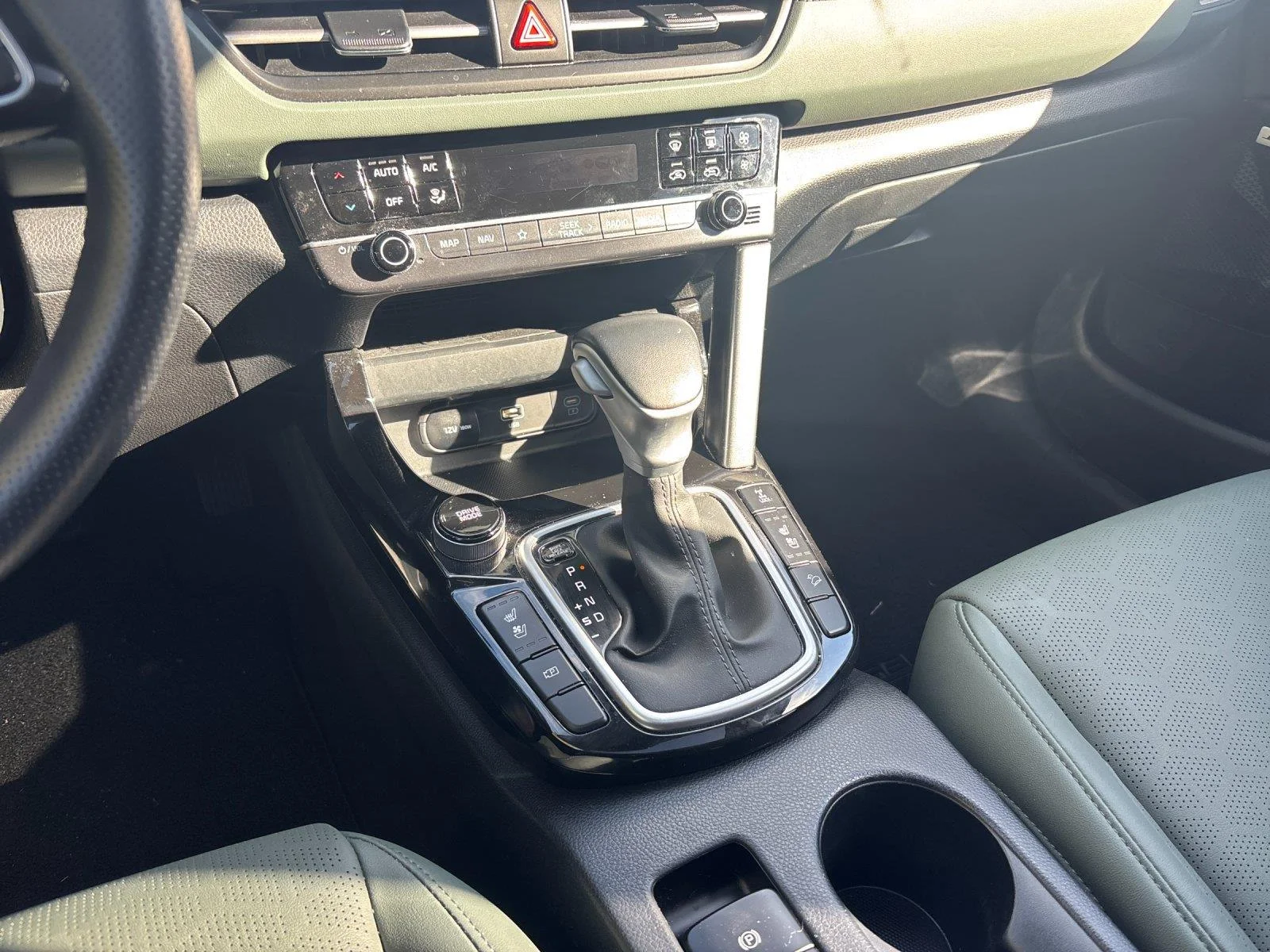 Used 2024 Snow White Pearl Kia SX image 26