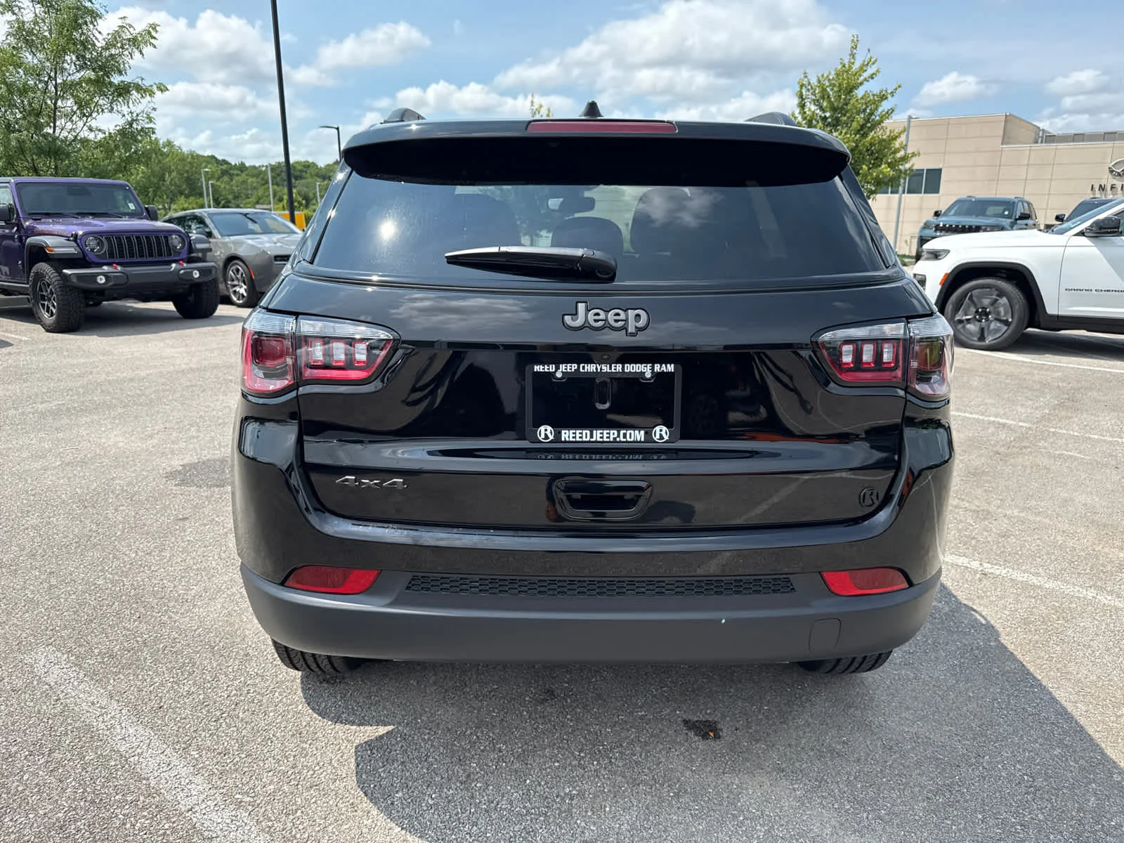New 2026 Diamond Black Crystal Pearl-Coat Exterior Paint Jeep Latitude image 7