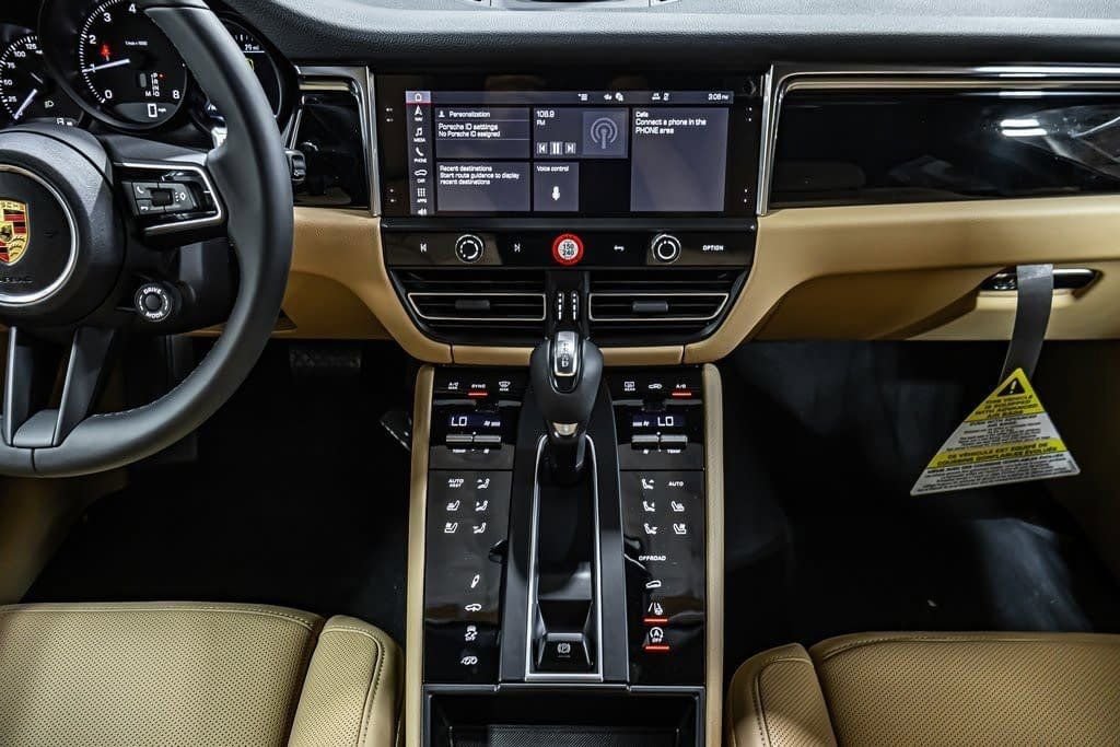 2025 Porsche Macan - Photo 16
