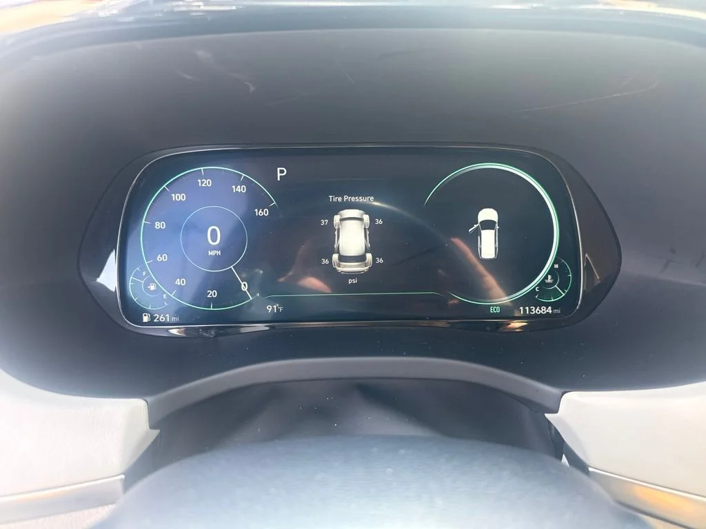 Used 2022 White Hyundai Limited image 9