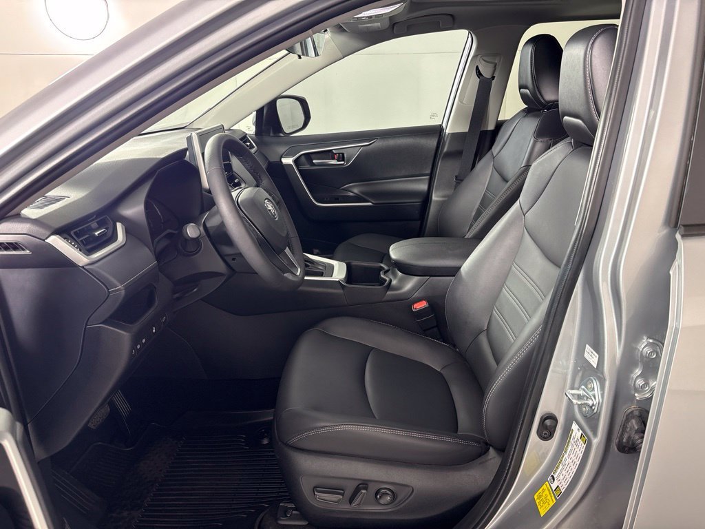 Used 2025 Silver Toyota XLE Premium image 27