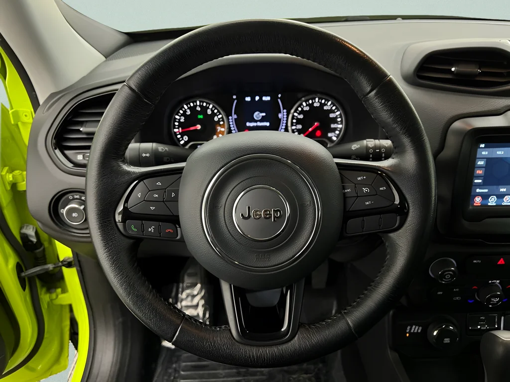 Used 2018 Hypergreen Clearcoat Jeep Latitude image 9