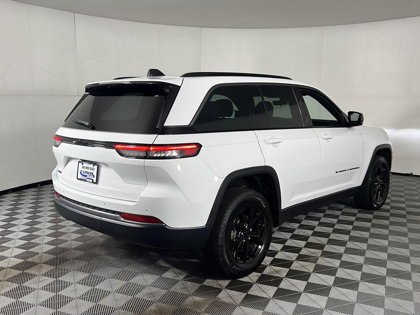 Used 2026 Bright White Clearcoat Jeep Laredo Altitude image 9