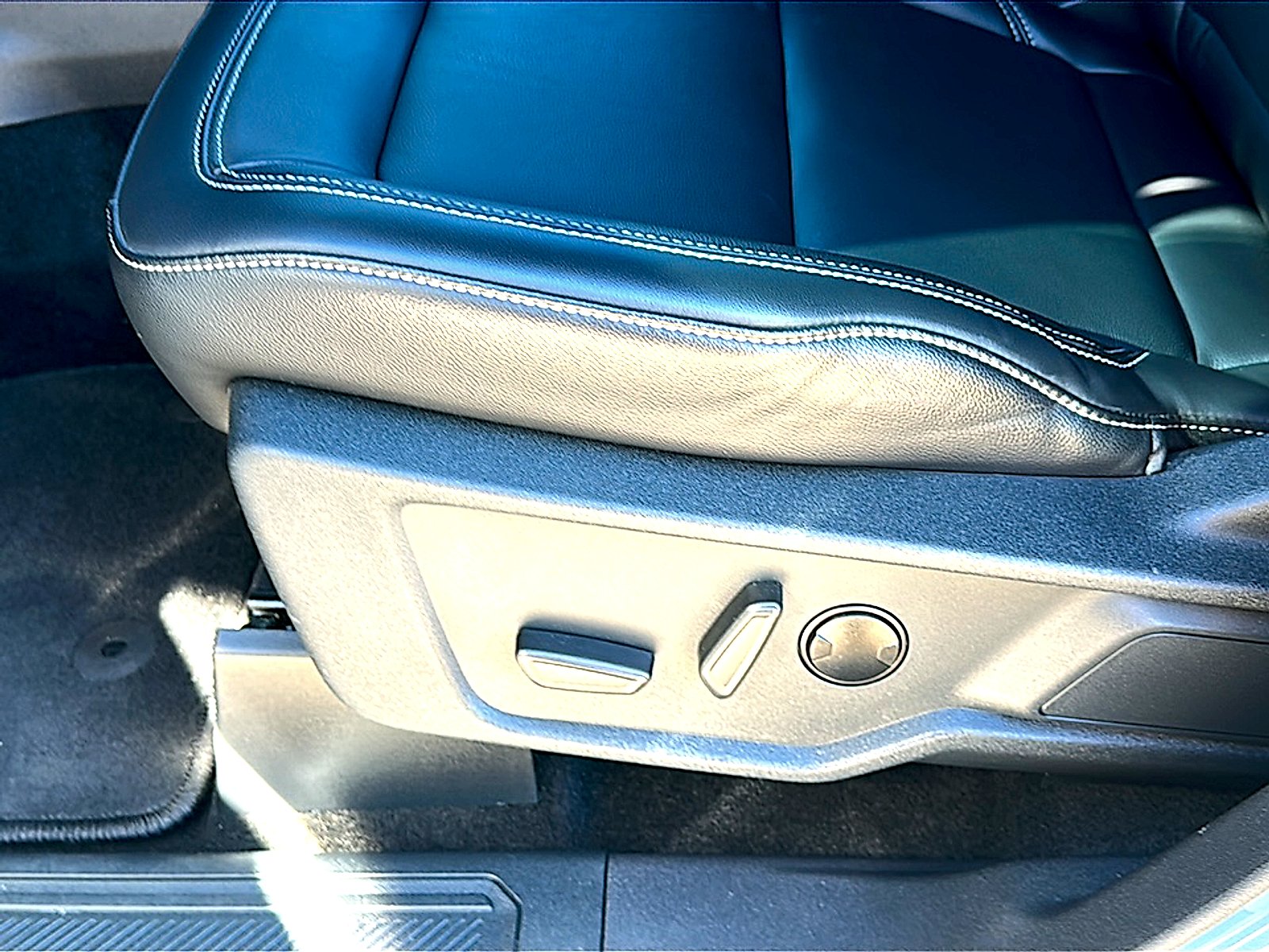 Used 2025 Azure Gray Metallic Tri-Coat Ford Outer Banks image 15