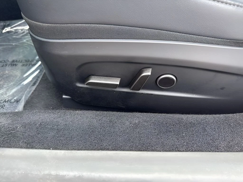 Used 2024  Tesla Long Range image 10