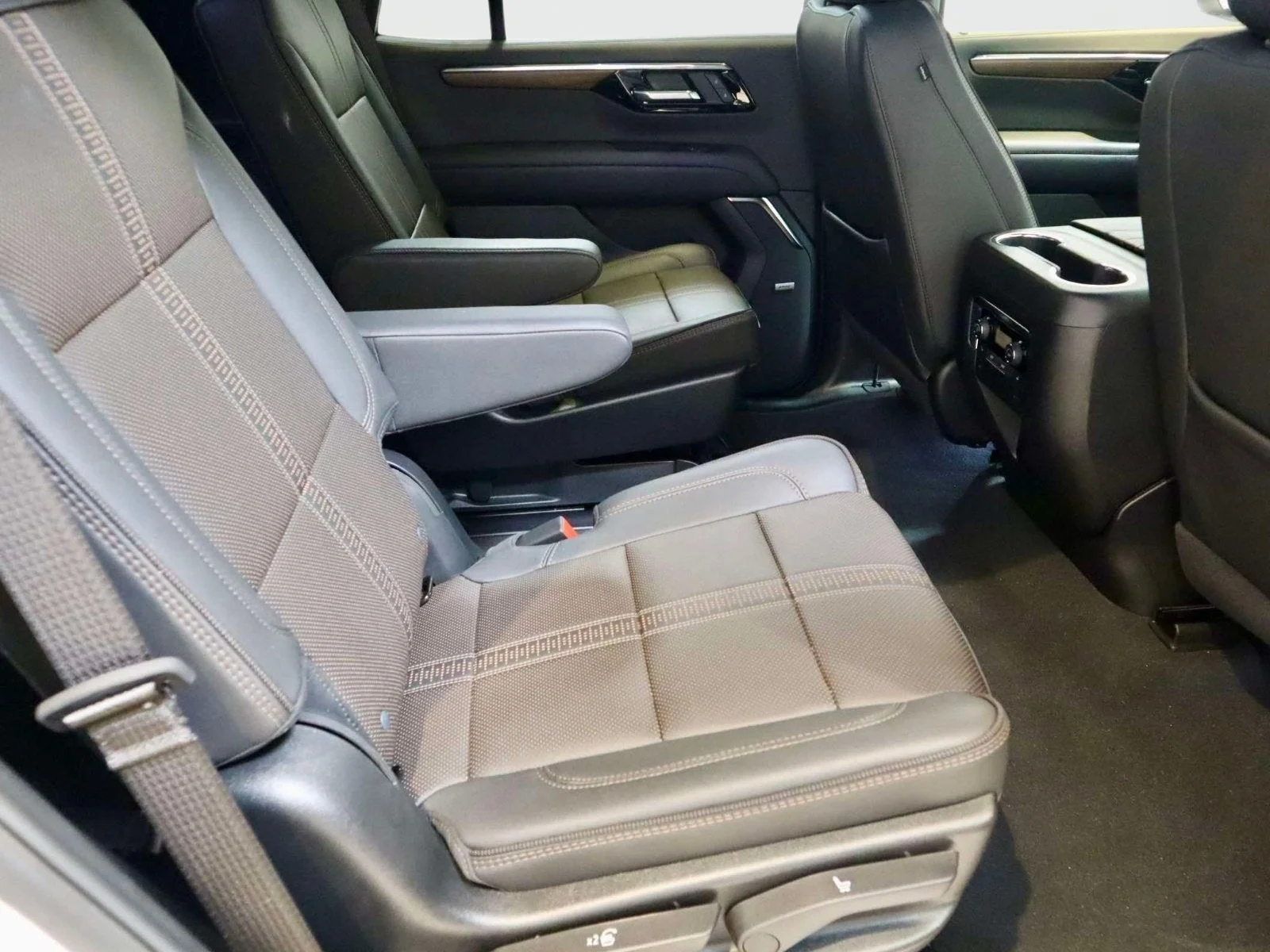 Used 2025 Iridescent Pearl Tricoat Chevrolet High Country image 13