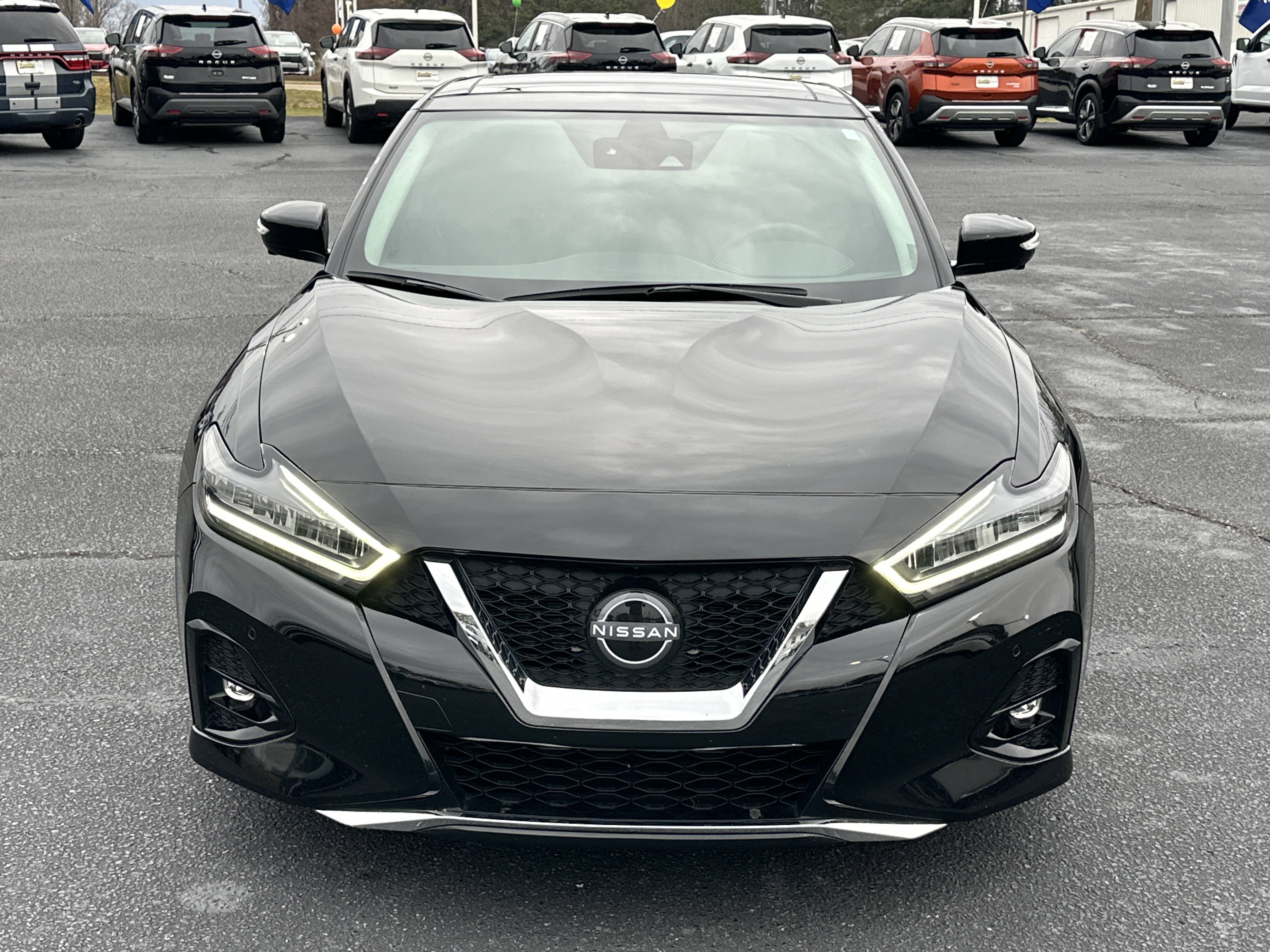 Used 2023 Super Black Nissan Platinum image 3