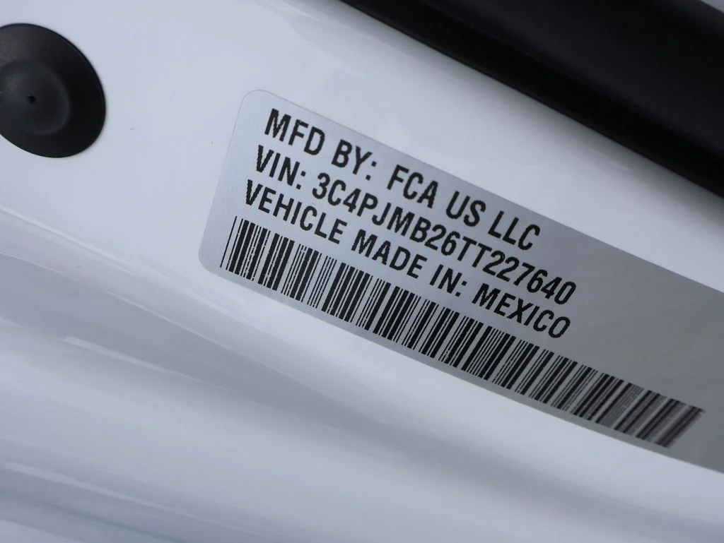 New 2026 Bright White Clear-Coat Exterior Paint Jeep Laredo image 39