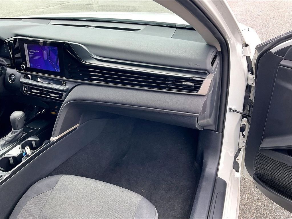 Used 2025 Ice Toyota LE image 12