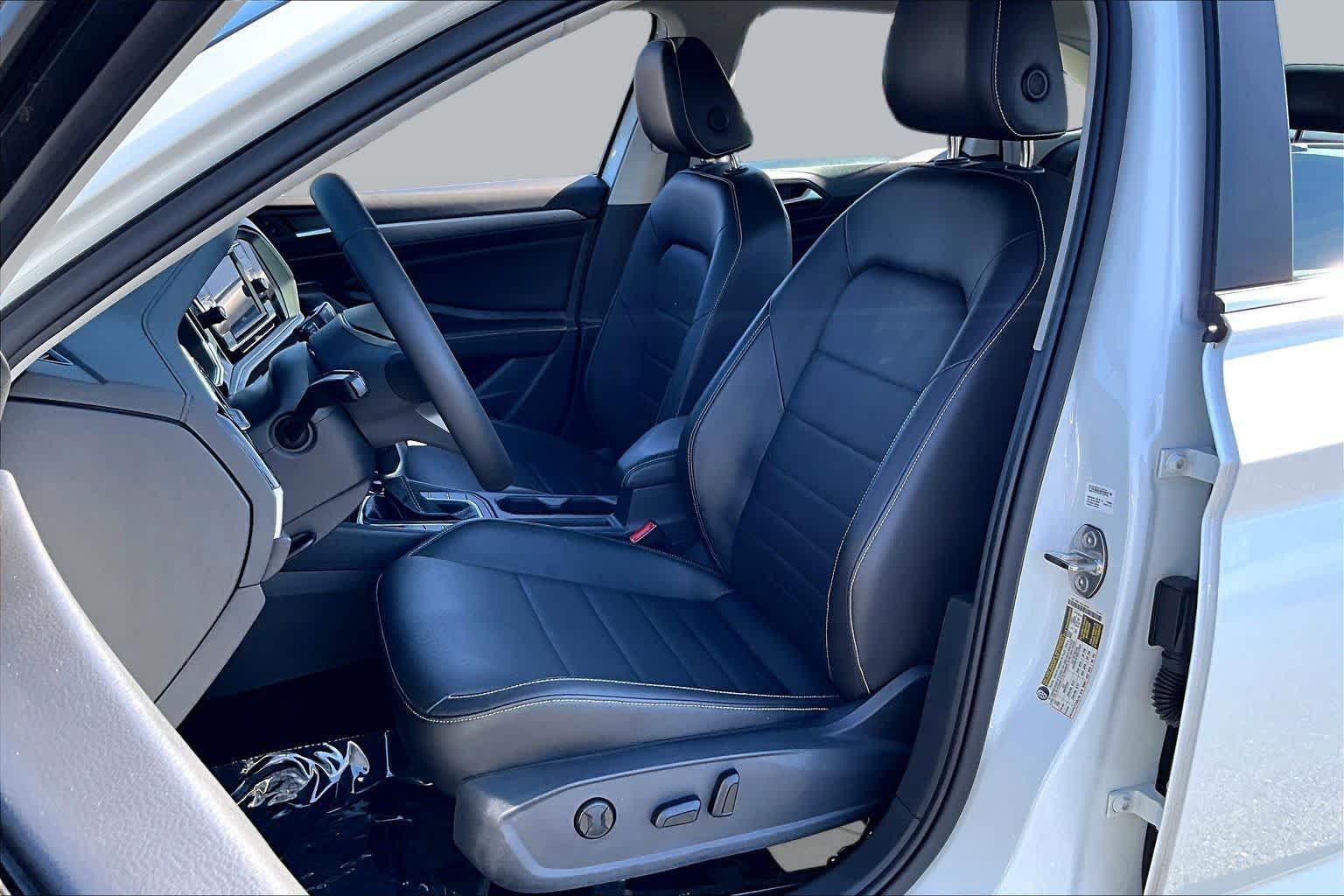Pre-Owned 2023 Volkswagen Jetta SE