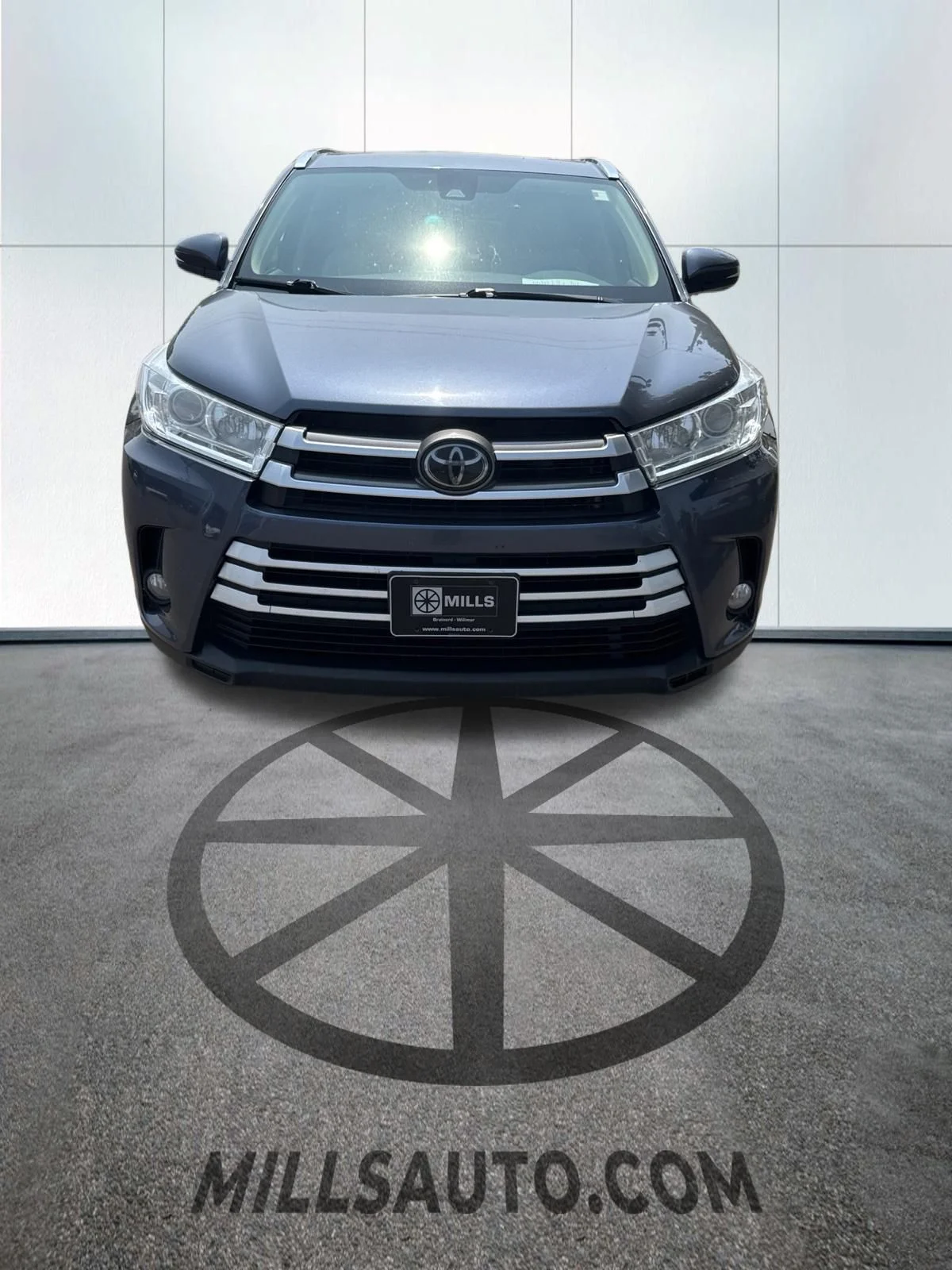 Used 2019 Toyota Highlander XLE with VIN 5TDJZRFH4KS975631 for sale in Baxter, Minnesota