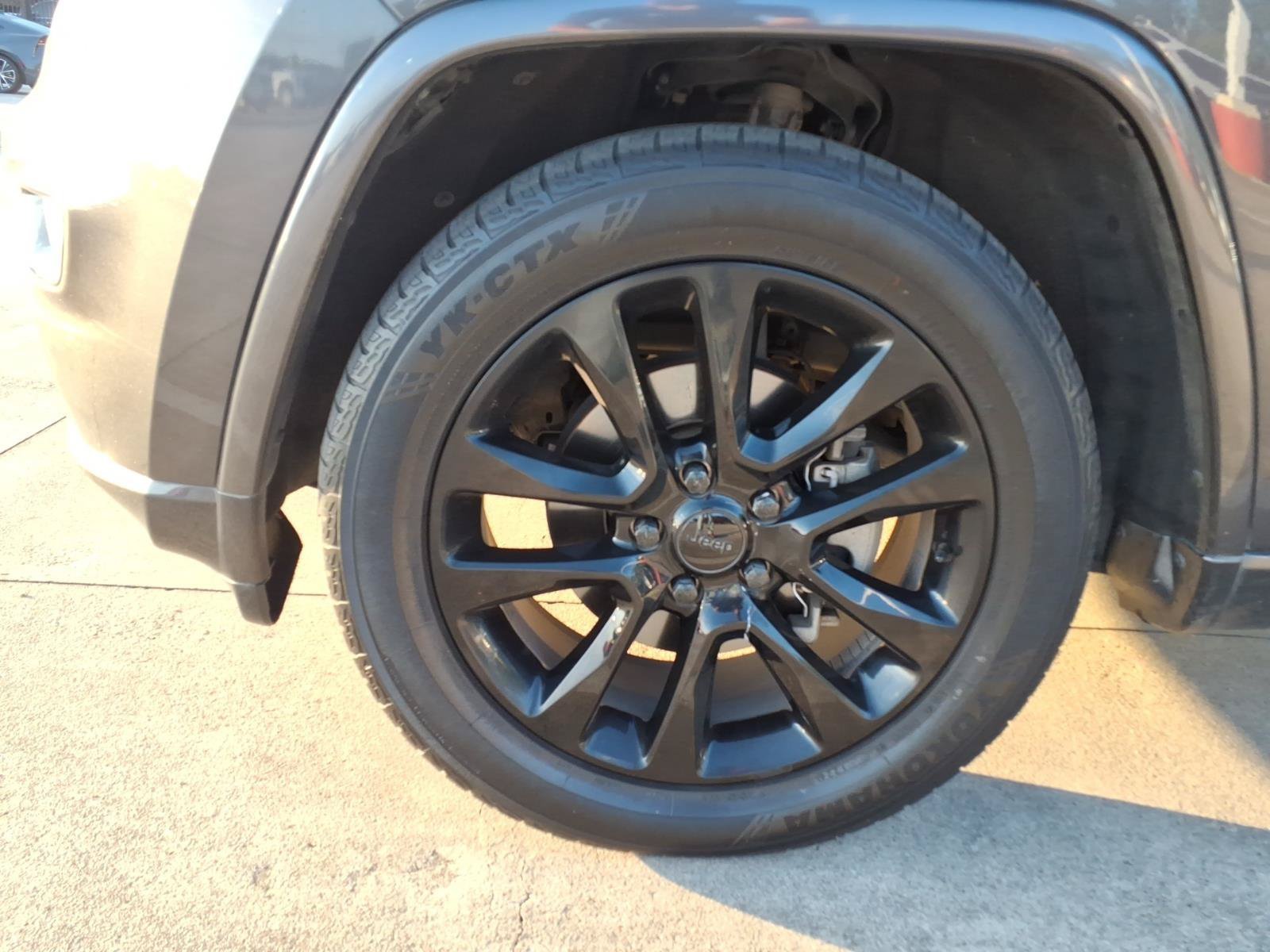Used 2018 Crystal Metallic Jeep Altitude image 6