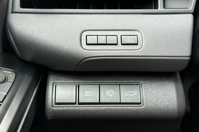 New 2026 Wind Chill Pearl with Midnight Black Metallic roof <sup>1</sup> Toyota  XSE image 31