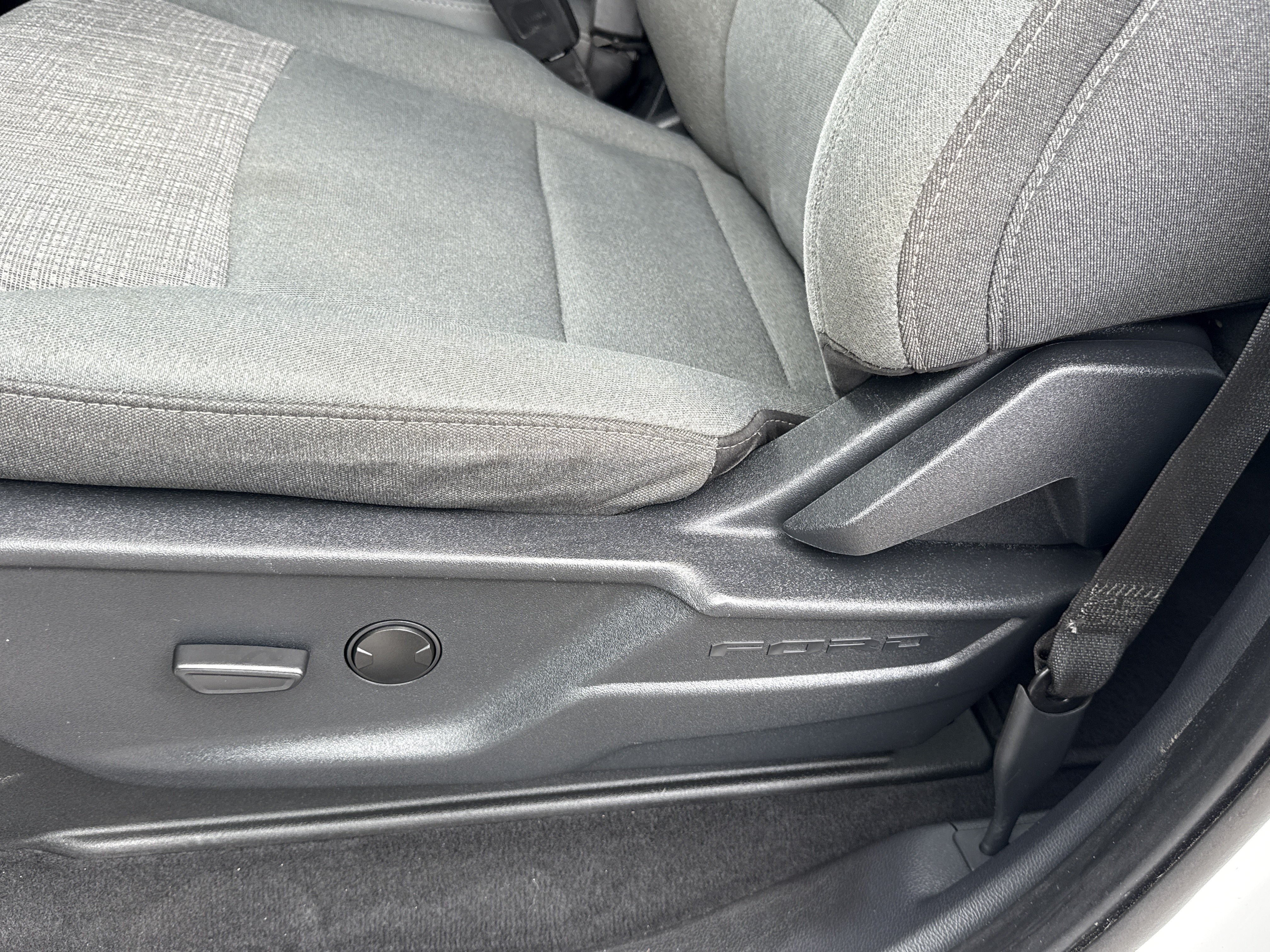 Used 2025 Oxford White Ford XLT image 33
