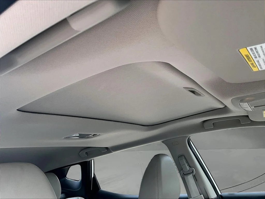 Used 2022 White Nissan SL image 30