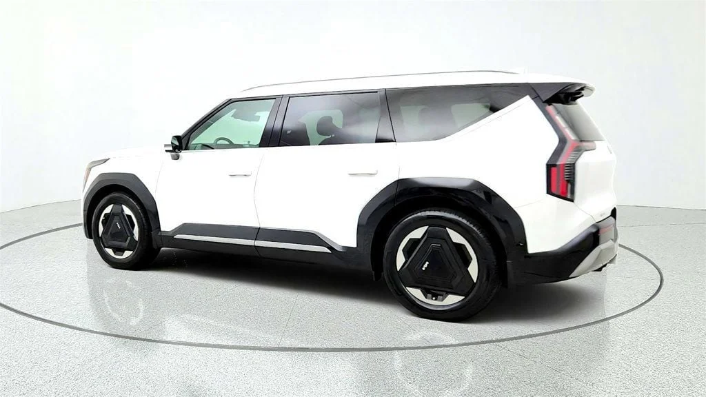 Used 2024 Snow White Pearl Kia Land AWD (Long Range) w/ Towing Package image 7