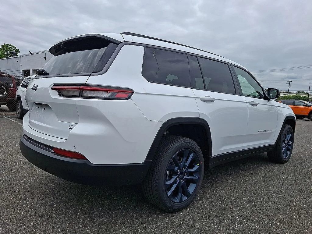 New 2026 Bright White Clear-Coat Exterior Paint Jeep  image 4