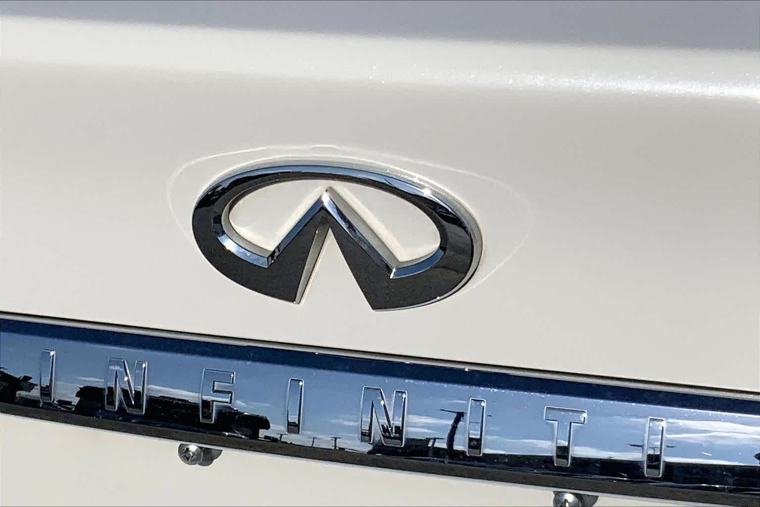 Used 2023 Majestic White INFINITI LUXE image 28
