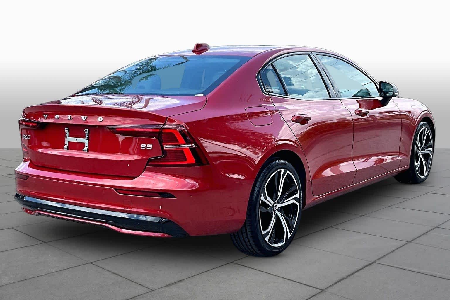 Used 2023  Volvo Core Dark Theme image 13