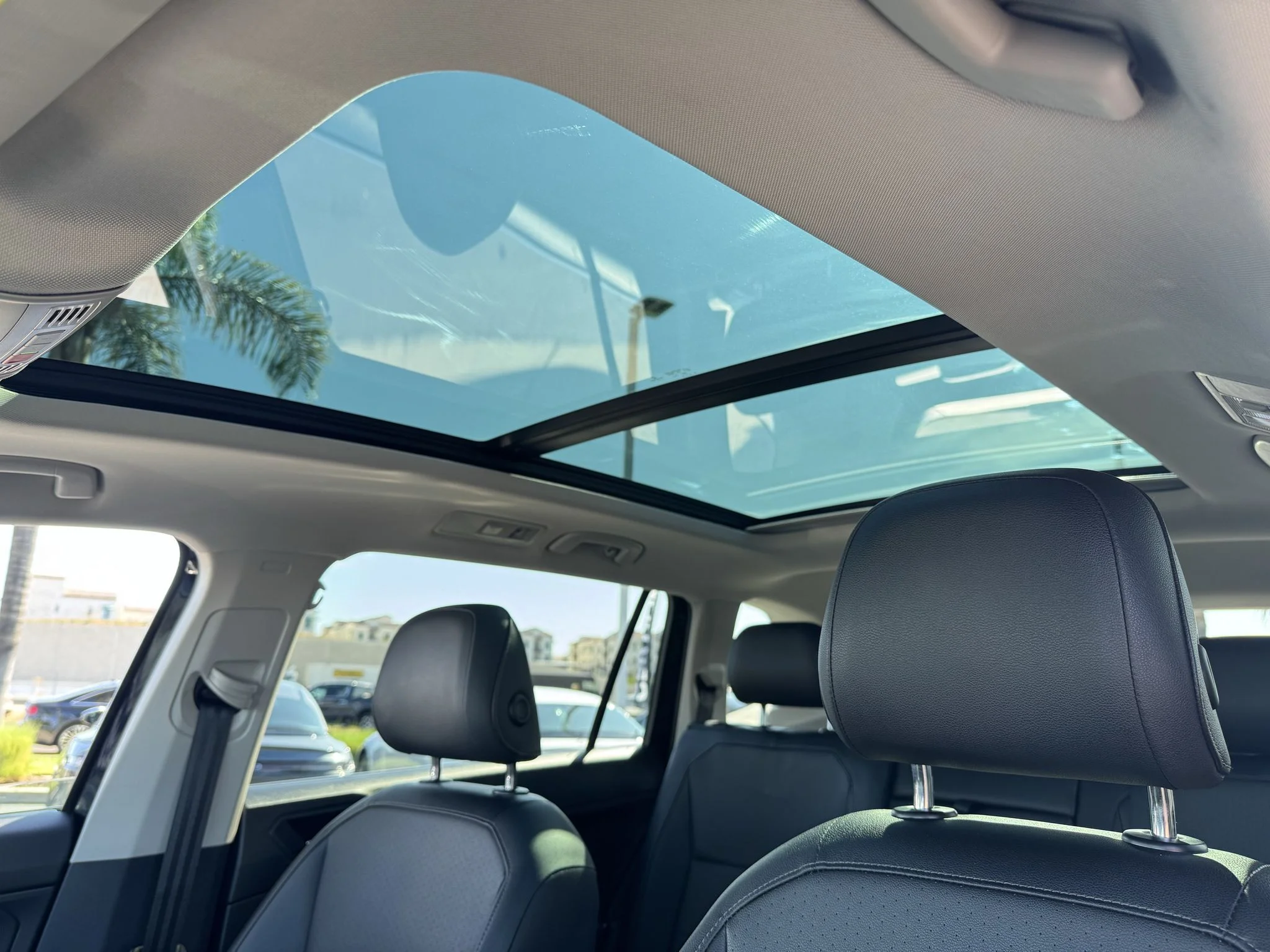Used 2020 Deep Black Pearl Volkswagen SE image 26