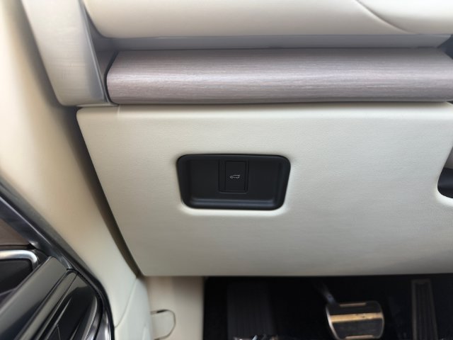 Used 2023 White Land Rover SE image 26
