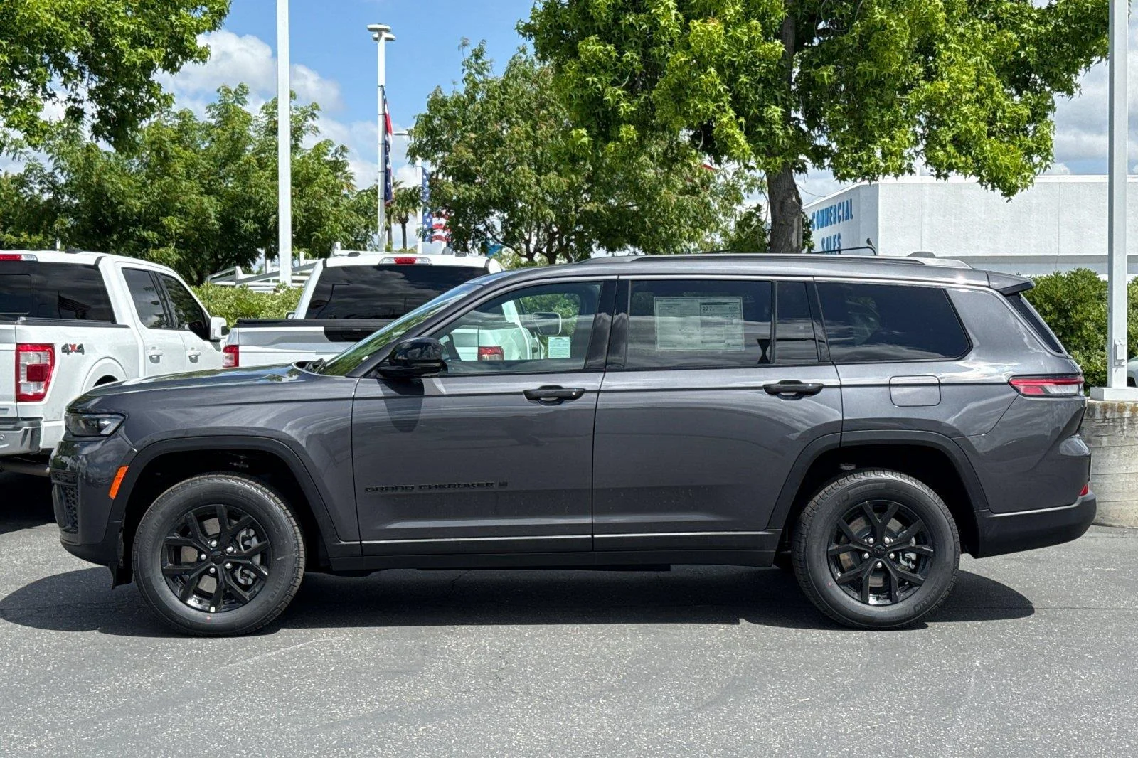 New 2026 Baltic Gray Metallic Clear-Coat Exterior Paint Jeep Laredo Altitude image 6
