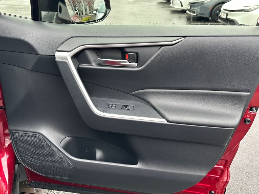 2025 Toyota RAV4 XLE - Photo 16