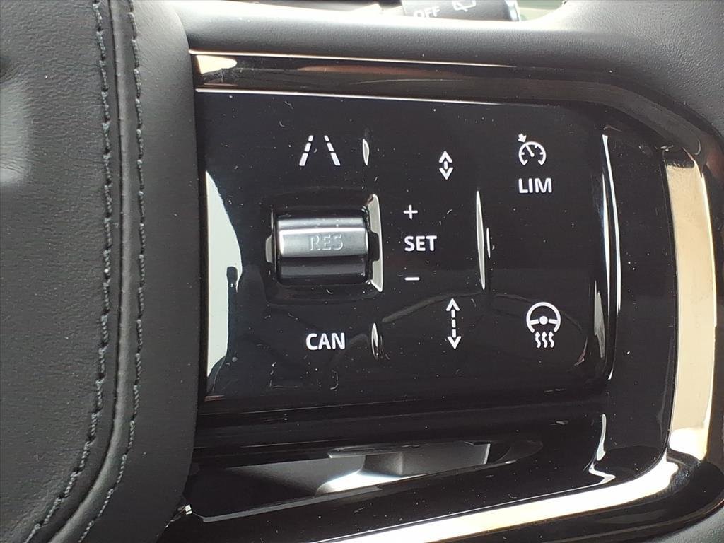New 2026 Fuji White LAND ROVER Dynamic SE image 12