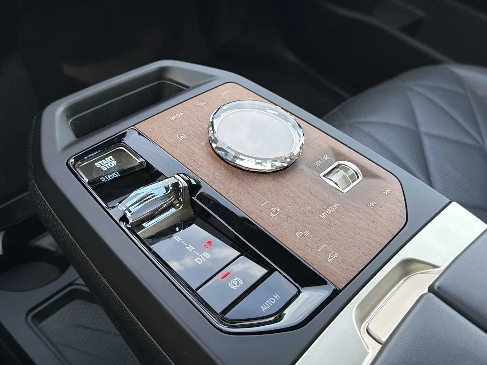 Used 2023 Oxide Grey Metallic BMW xDrive50 image 25