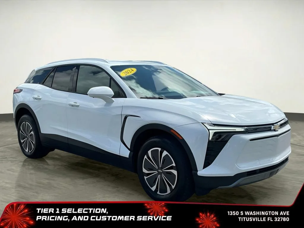 Used 2024 Summit White Chevrolet LT image 17