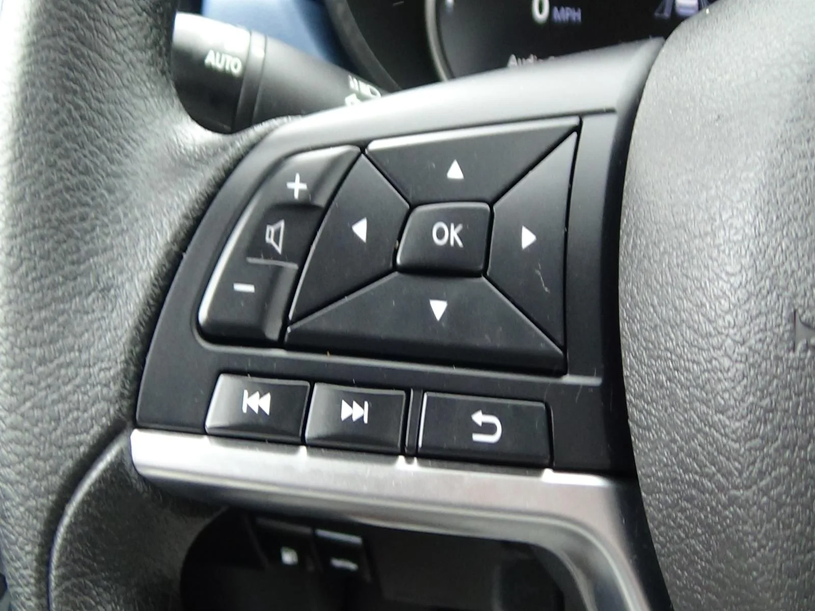 Used 2025 Super Black (kh3) Nissan SV image 19