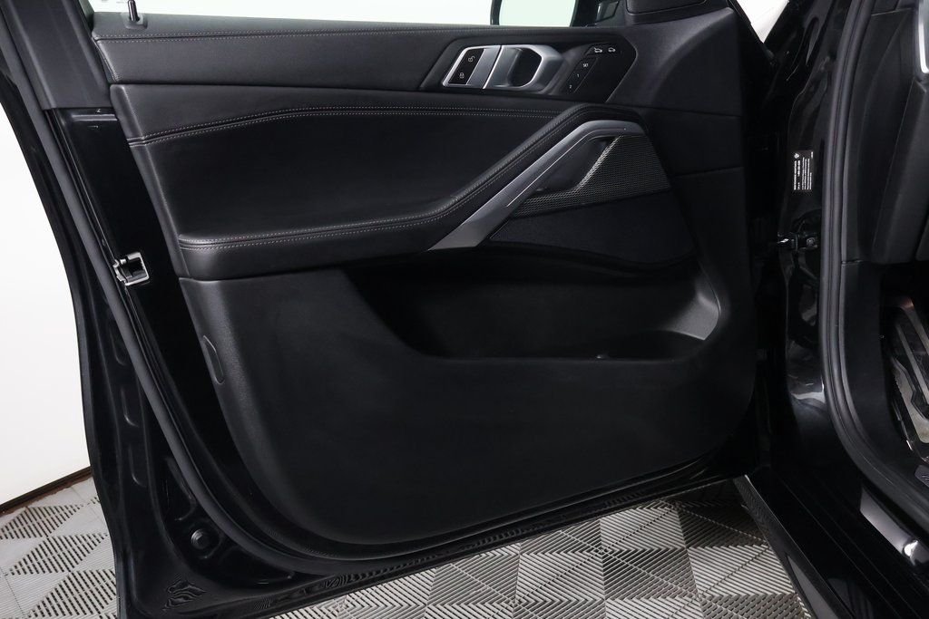 Used 2022 Black Sapphire Metallic BMW xDrive40i image 12