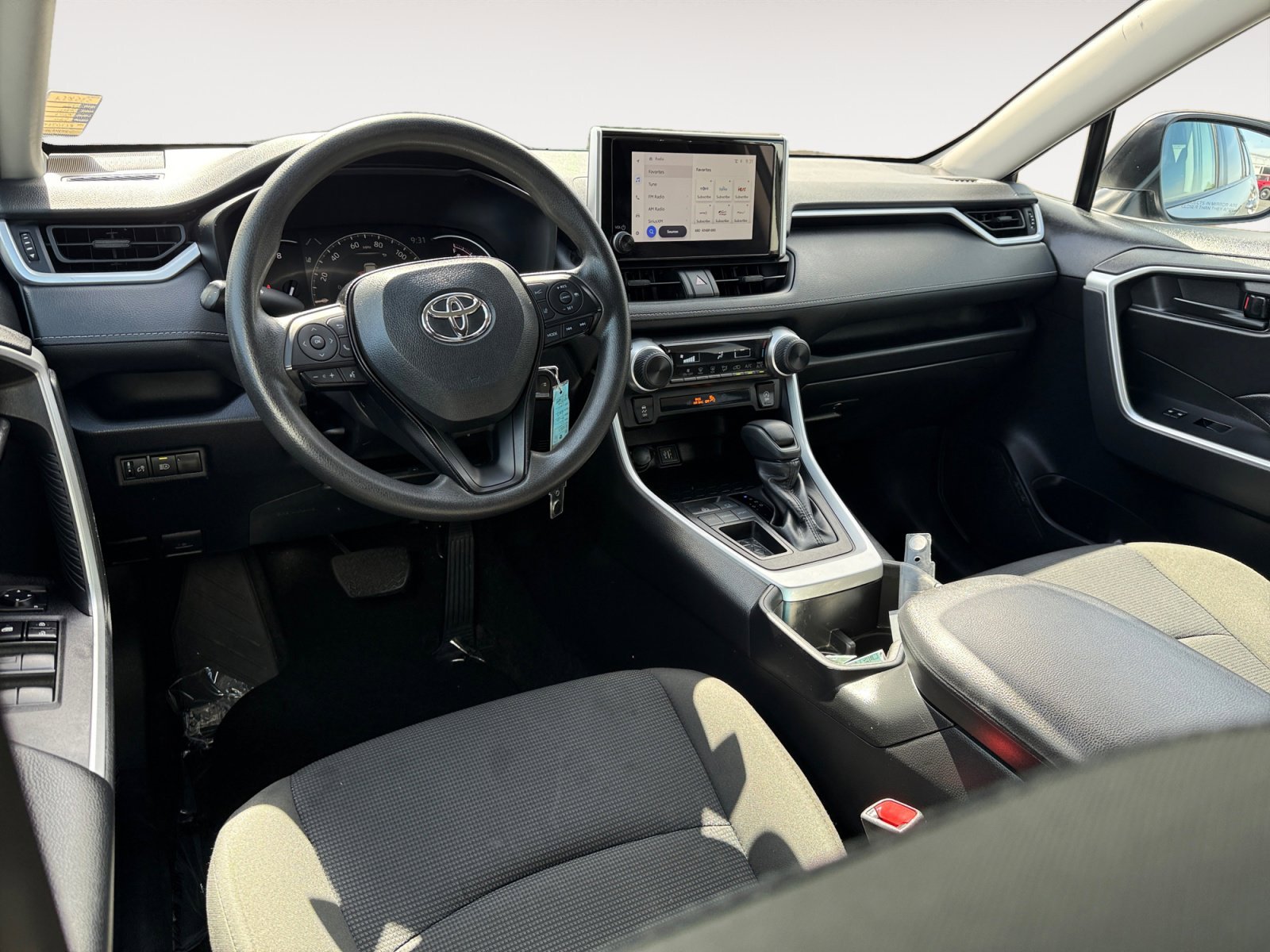 2024 Toyota RAV4 LE - Photo 15