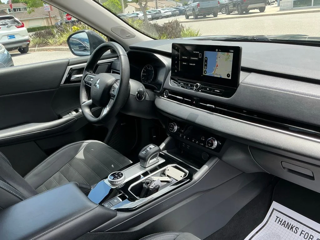 Used 2025  Mitsubishi SE image 14