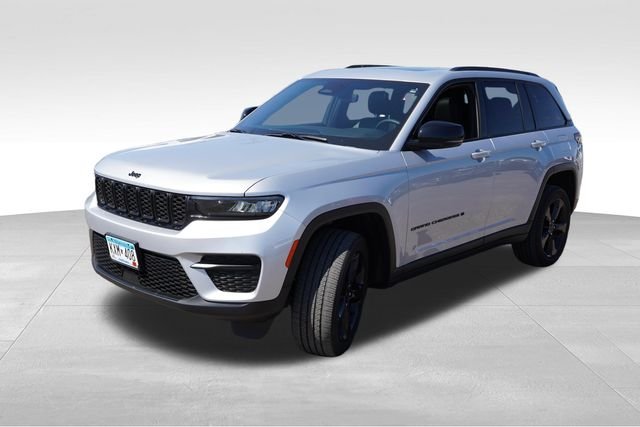 Used 2023 Silver Jeep Altitude X image 11