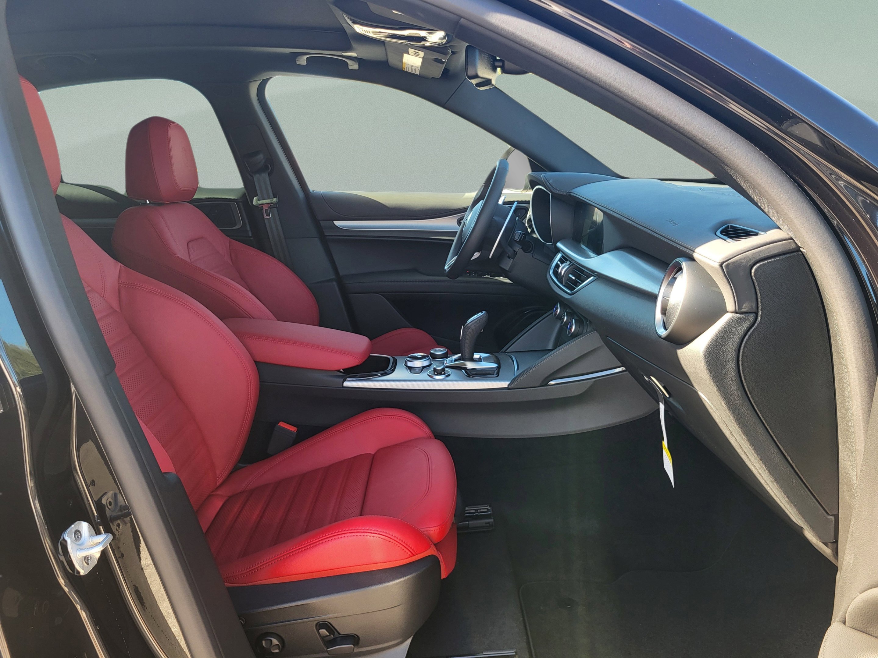 New 2026 Vulcano Black Metallic Alfa Romeo  image 37