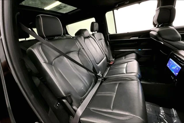 Used 2023 Diamond Black Crystal Pearlcoat Jeep Series II image 25