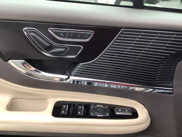 Used 2022 Ceramic Pearl Metallic Lincoln Standard image 17