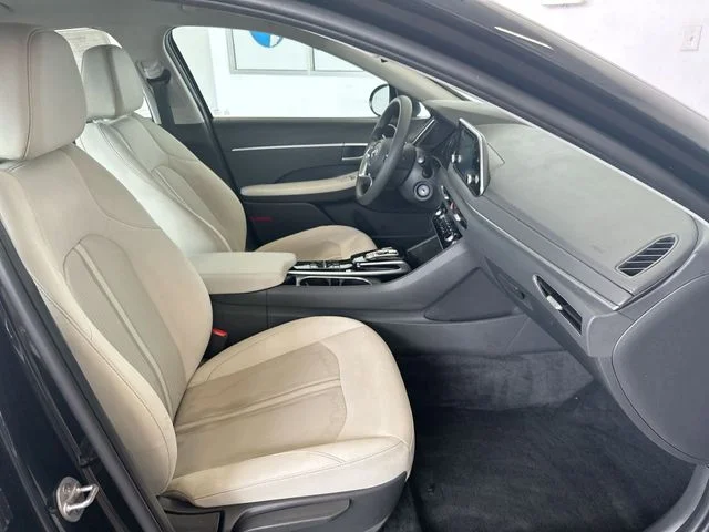 Used 2023 Black Hyundai SE image 26