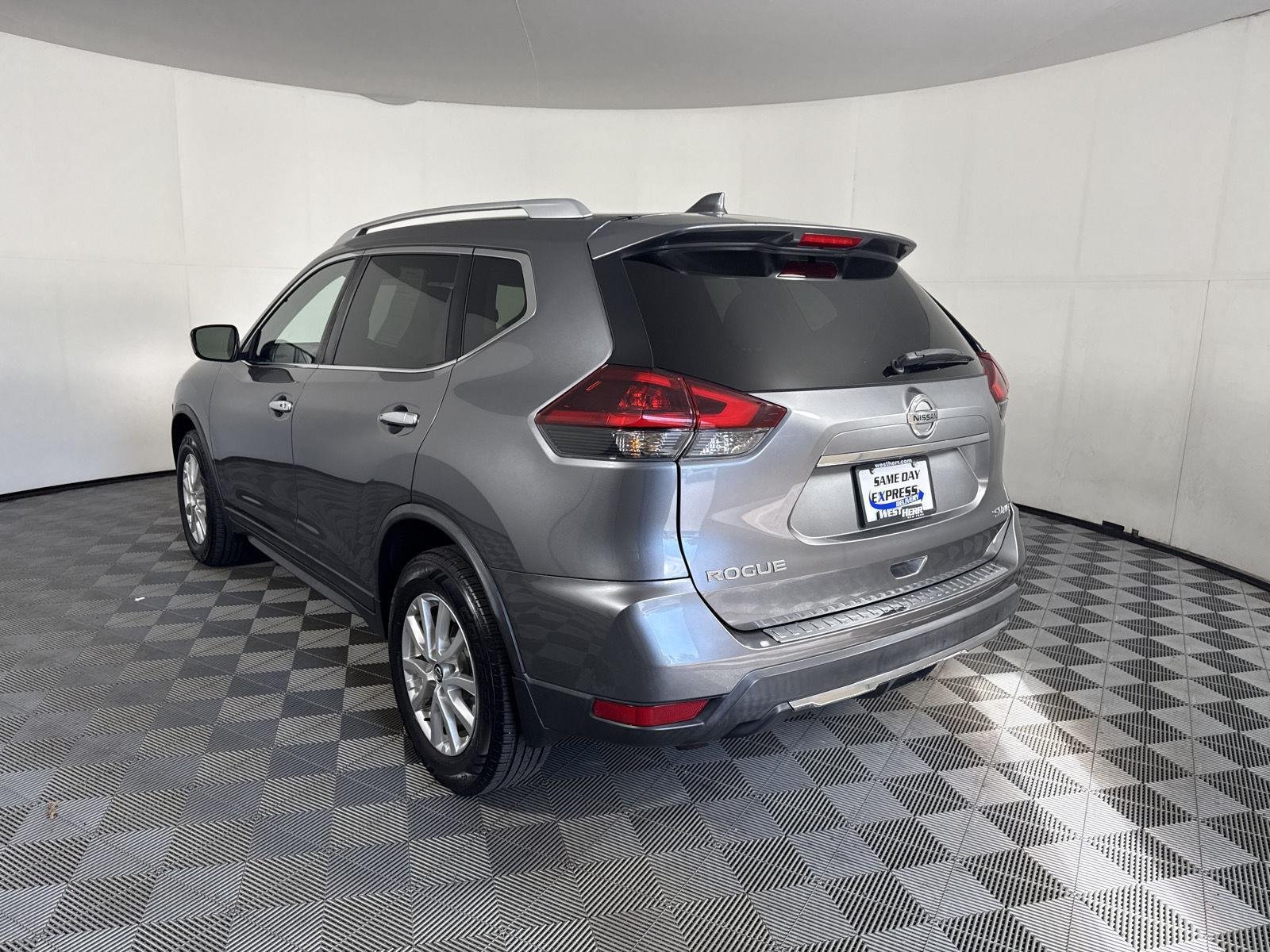 Used 2018 Gun Metallic Nissan SV image 5