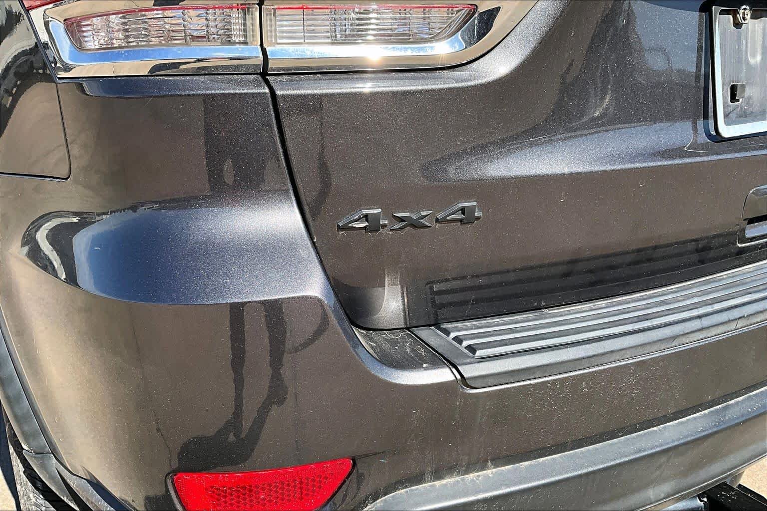 Used 2015 Granite Crystal Metallic Clearcoat Jeep Laredo image 29
