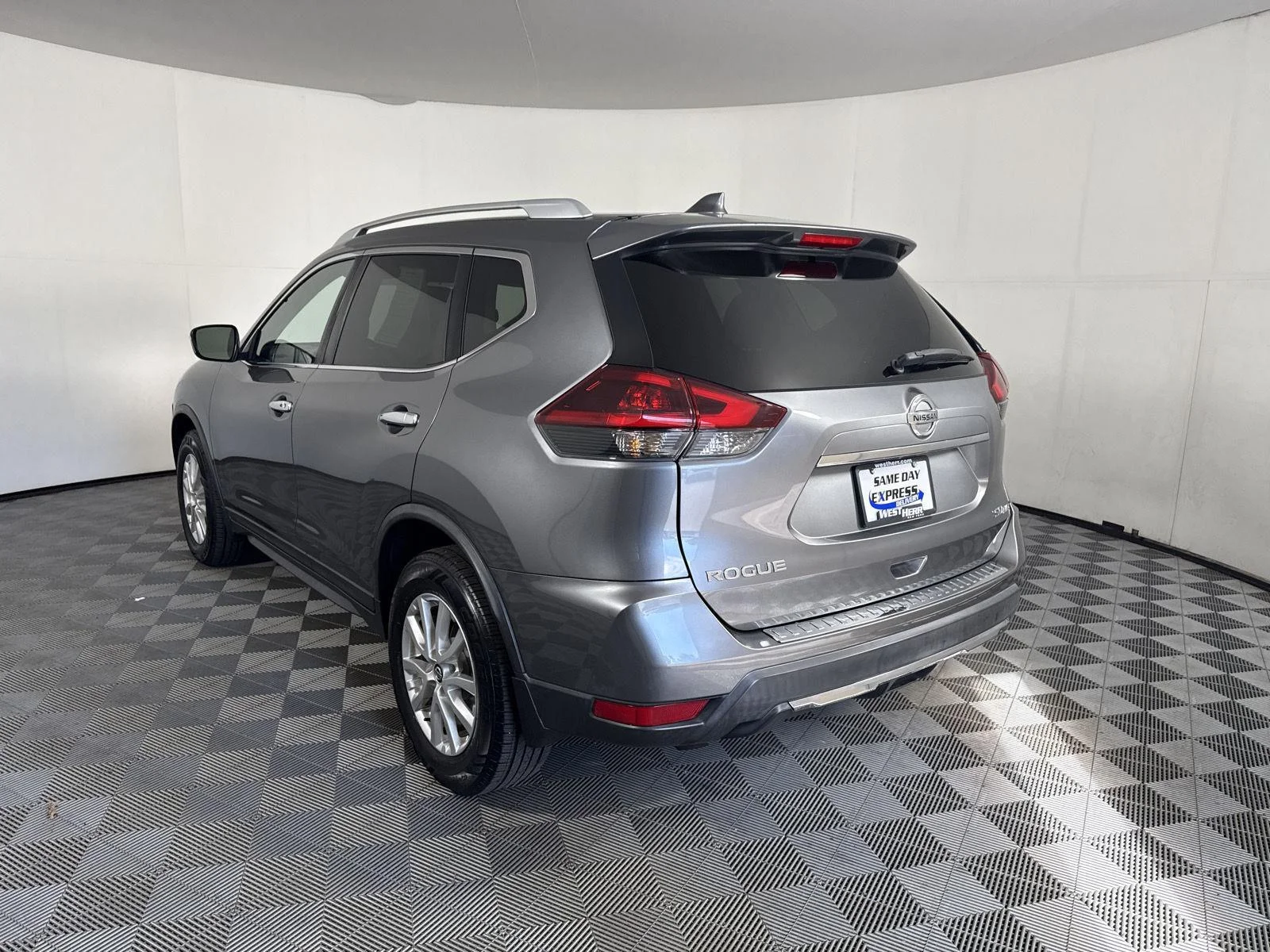 Used 2018 Gun Metallic Nissan SV image 5