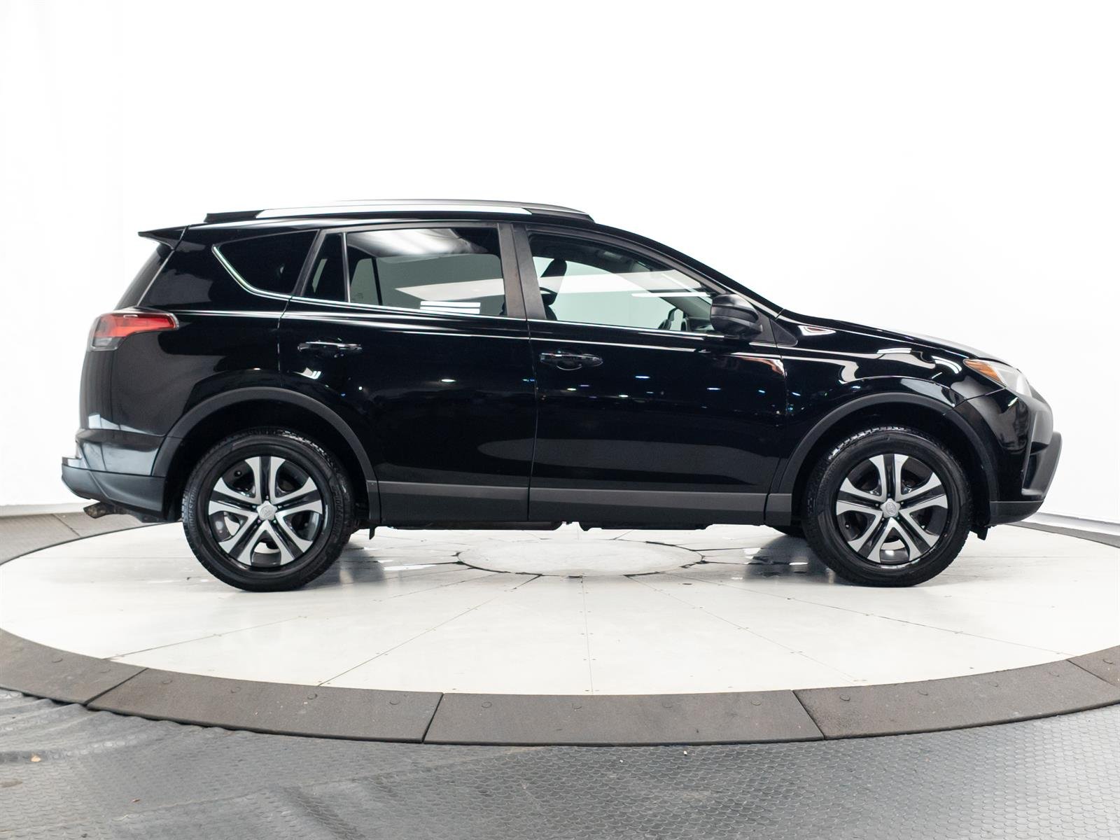 2016 Toyota RAV4 LE - Photo 11