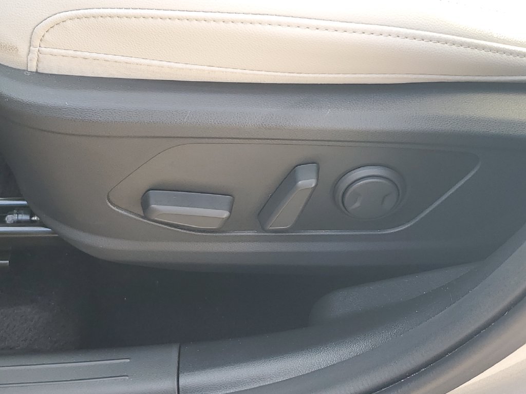 Used 2024 Silver Hyundai SEL image 16